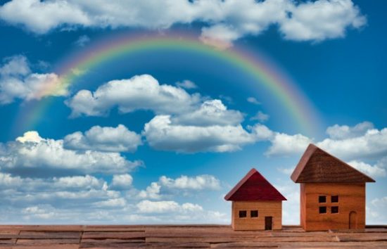 青空に虹と雲と二つの家